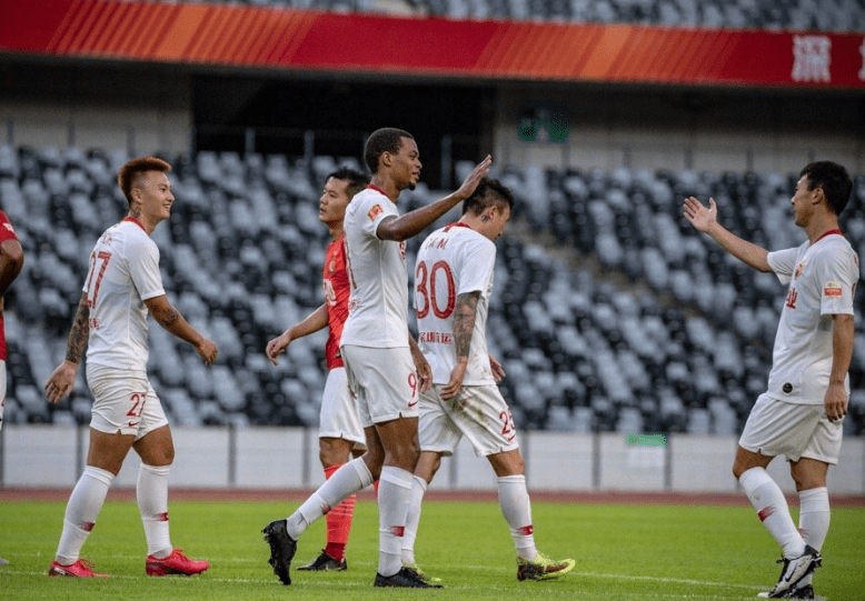 索伯车队险胜阿斯顿马丁，周冠宇状态火热